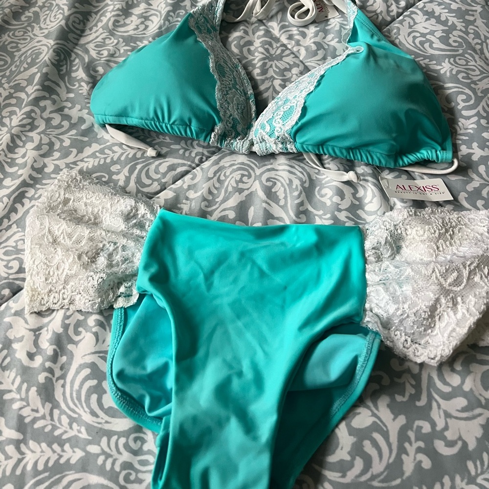 Alexis’s Swimwear 

LUXE SCRUNCH BOTTOMS- Size 3 (Large)
LUXE TRI-TOP- Size DD/E